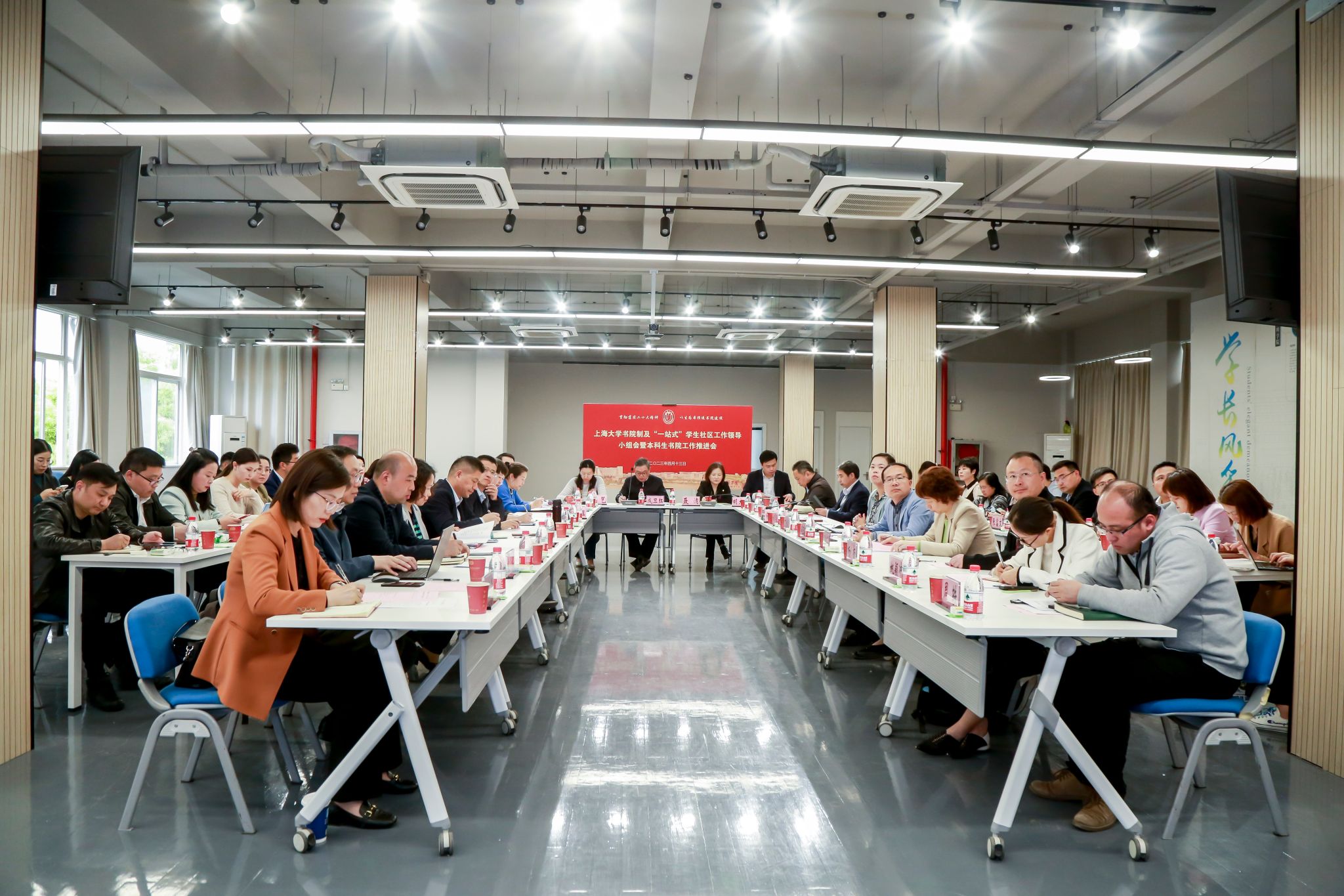 787B2083.jpg 787B2083.jpg